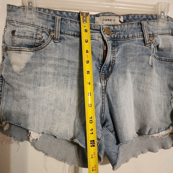 Torrid 3.5" Light Wash Cut Off Raw Hem Distressed Jean Shorts Size 16 - Picture 5 of 11